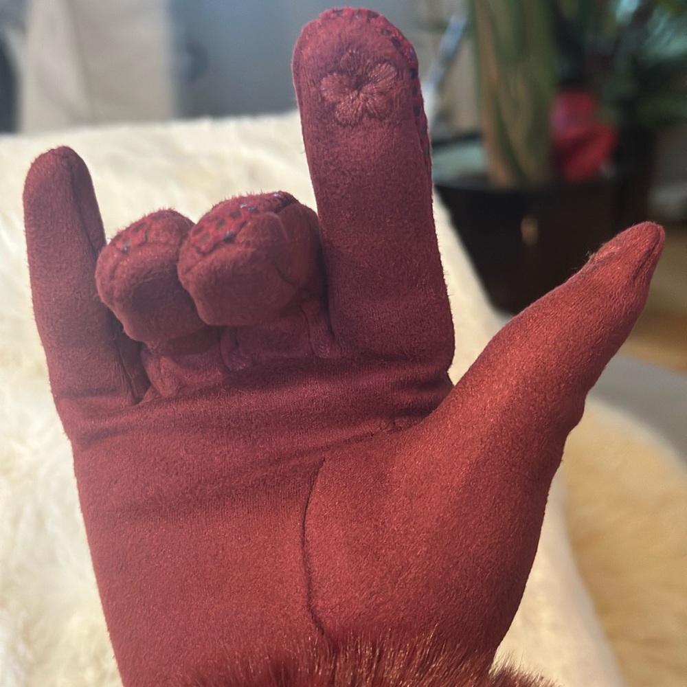 Faux Fur Women’s Gloves With Touch Screen Technology - Warm & Stylish! - Picture 5 of 6